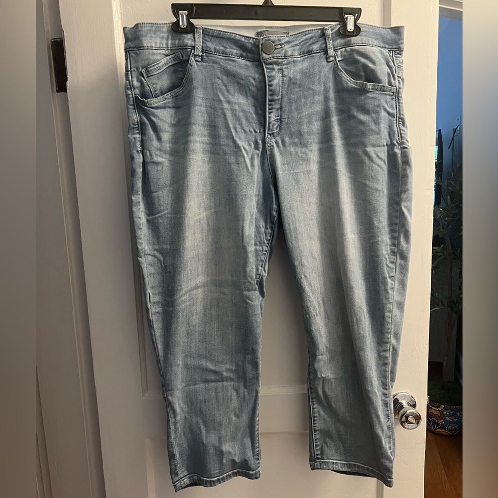 Light Blue Women’s Cropped Jeans